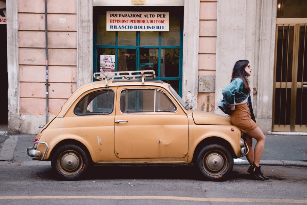 car-street-fashion-vintage-girl-model-vintage-cars-roma-street-photography-urban-portrait_t20_NGR6J2