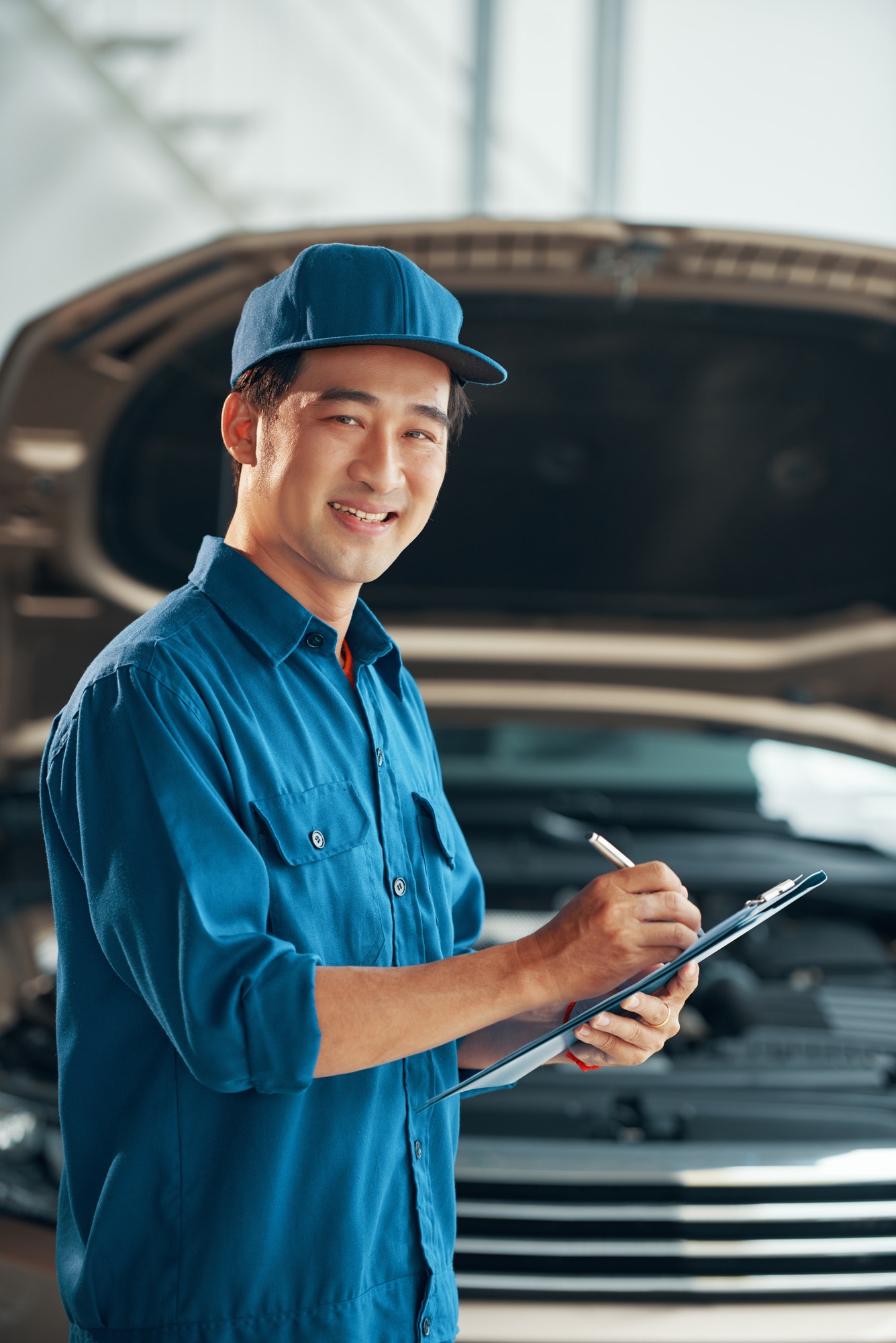 mechanic-makes-a-conclusion-in-the-service.jpg